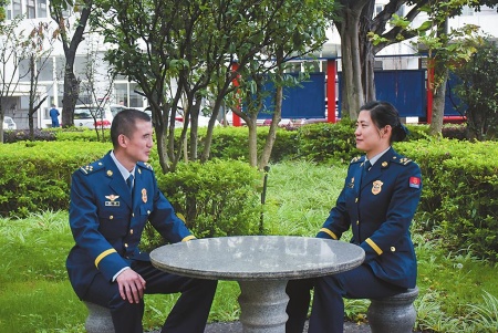 这对“双消”夫妻以坚守岗位、相互支持诠释了消防员家庭的奉献精神。