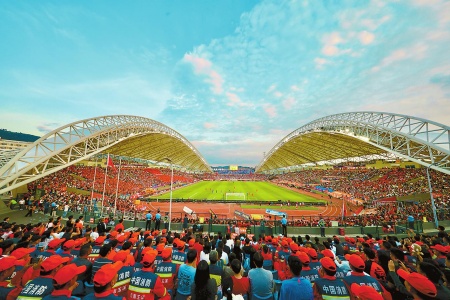 公益看台成为“高原主场”一道温暖的风景线。 本报记者 沈阳 摄