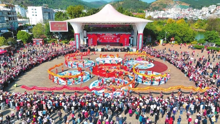 各族群众共赏舞龙盛会。(易门县文化和旅游局供图)