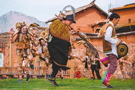 彝族虎掌舞展现非遗魅力与民族风情。