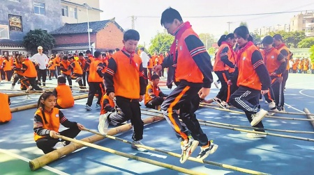 龙泉街道中心小学,各族学生和睦共处。