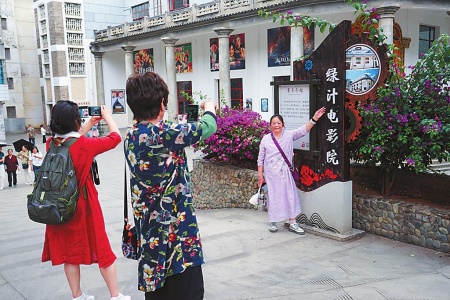 绿汁镇影视取景地,各族游客共享文旅红利。